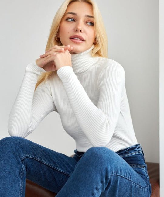 Sweater in stylish two -color design with turtleneck for women-1
