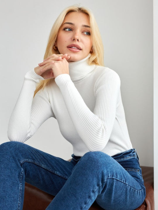 Sweater in stylish two -color design with turtleneck for women-1