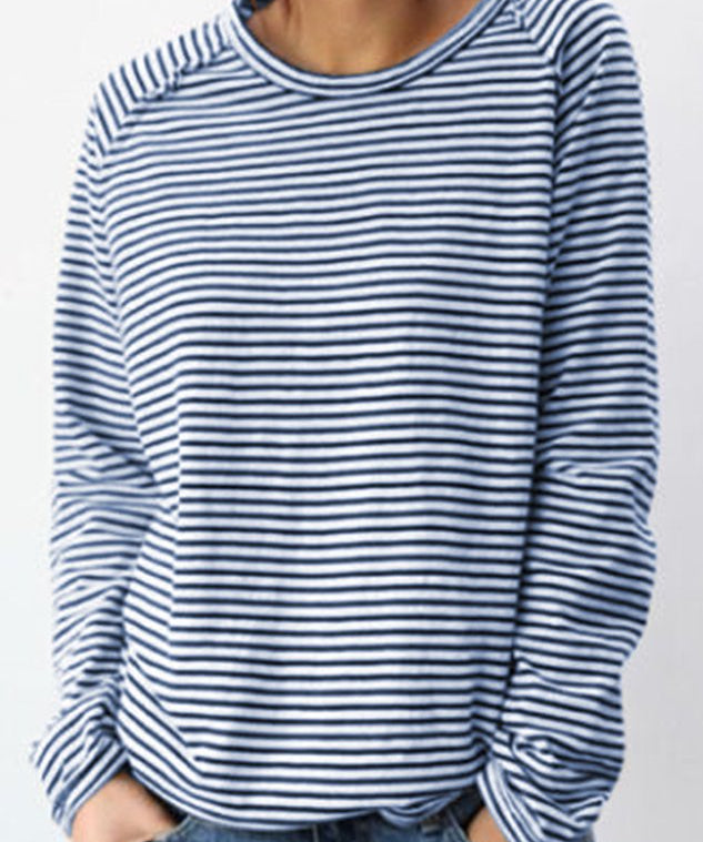 White-black sweater: timeless basic for cold days-3