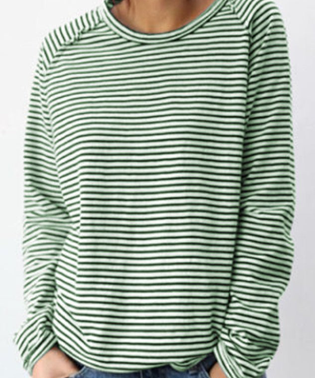 White-black sweater: timeless basic for cold days-4