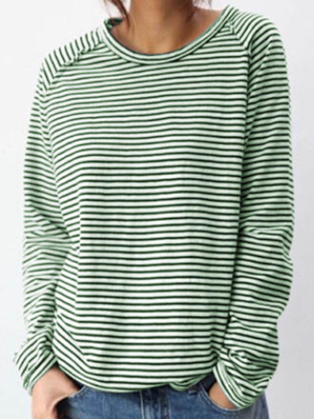 White-black sweater: timeless basic for cold days-4