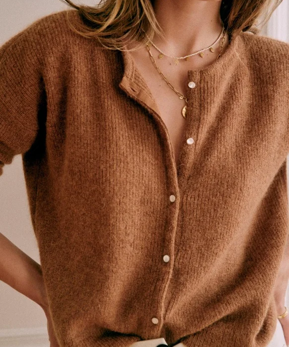 Part jacket with a two -tone design perfect for cold winter days-6