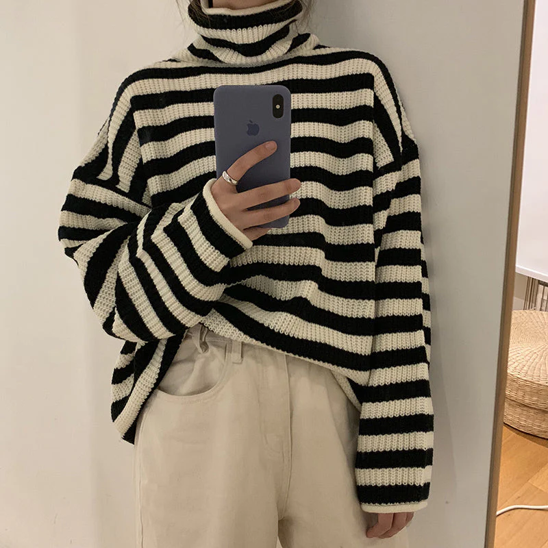 Sweater with a high collar and two -tone design for women-3
