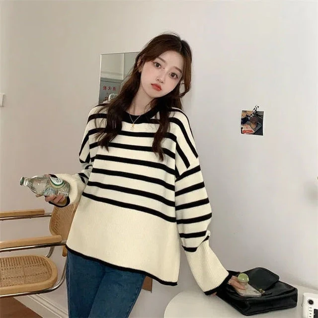 Sweater with a high collar and two -tone design for women-2
