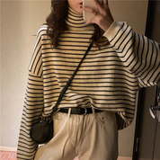 Sweater with a high collar and two -tone design for women-4