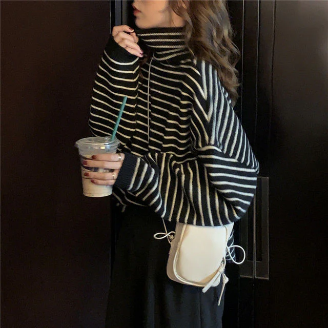 Sweater with a high collar and two -tone design for women-5