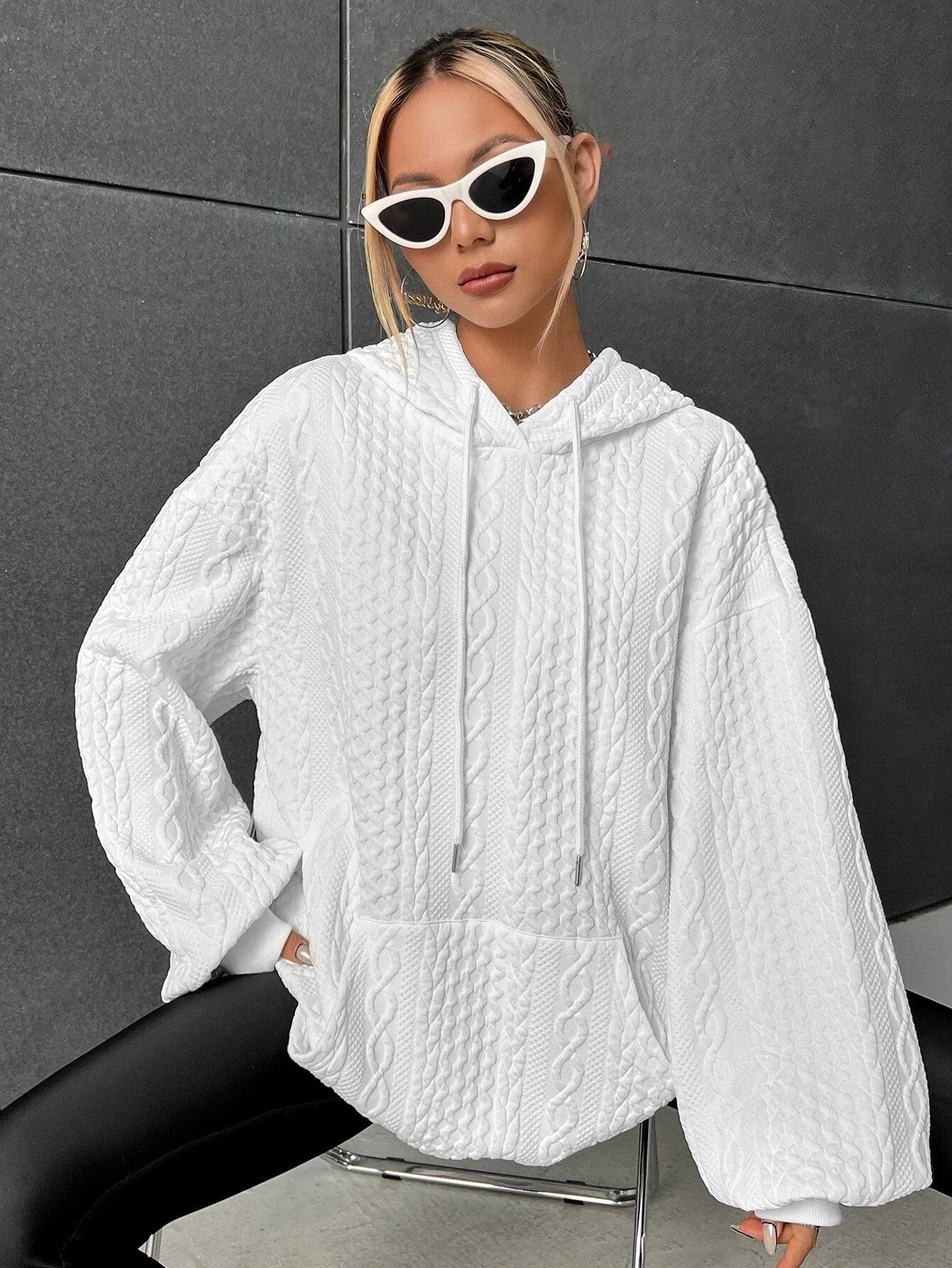 https://cdn.shopify.com/s/files/1/0826/7982/4718/files/elle-vire-stylischer-bequemer-hoodie-newberlin-mode-40045771751737.jpg?v=1715846341