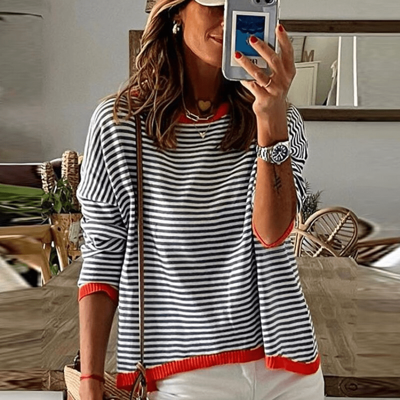 ines-lavigne-blau-gestreifter-pullover-mit-orangefarbenem-rand-newberlin-mode-40011953406265.png?v=1715842187