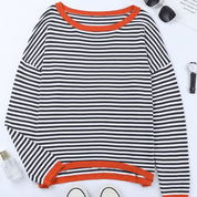 https://cdn.shopify.com/s/files/1/0826/7982/4718/files/ines-lavigne-blau-gestreifter-pullover-mit-orangefarbenem-rand-newberlin-mode-40011953504569_cf53eee2-ed08-4445-9679-0f4073e02814.png?v=1724048658