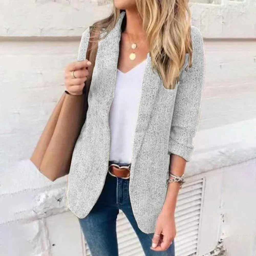 https://cdn.shopify.com/s/files/1/0826/7982/4718/files/poppy-einzigartige-blazerjacke-newberlin-mode-52269789905222.webp?v=1715852559